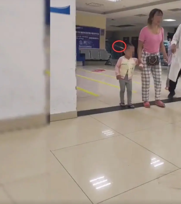 信康配资 女童“头插水果刀”到医院就诊，网友揪心不已！当地卫健局回应